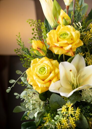 Dettaglio fiori artificiali Rose e Lilium cimitero - Realizzati con maestria artigianale per un omaggio duraturo e realistico.