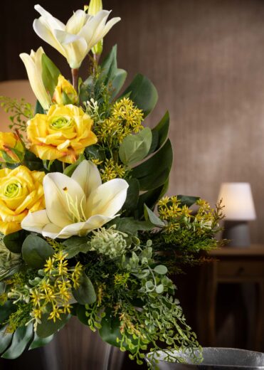 Dettaglio fiore rosa e lilium fiori artificiali cimitero - Simbolo di luce e solarità per un omaggio di alta qualità.