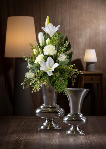 Composizione di fiori artificiali con gigli bianchi in vaso di metallo argentato, adatta per cimiteri – Fiori per cimitero che durano