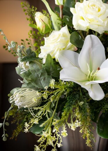 Mazzo di fiori artificiali con gigli bianchi e rose in vaso argentato, perfetto per cimiteri – Fiori per cimitero che durano