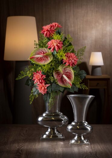 Vista frontale di una composizione floreale invernale per cimitero con anthurium rosso – eleganza e colore per un omaggio duraturo
