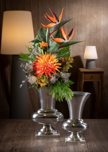 Vista frontale del mazzo di fiori per cimitero che durano - Colori vivaci e vibranti con Strelitzie arancioni e viola e dalie brillanti - Un omaggio che dona un tocco di colore e vivacità al luogo di riposo dei tuoi cari.