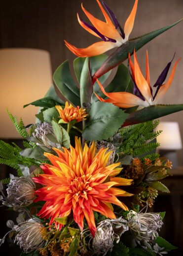 Dettaglio del fiore di Sterlizia - Un fiore artificiale di altissima qualità che dona un tocco di eleganza e raffinatezza - Un omaggio che dura nel tempo e che non teme le intemperie.