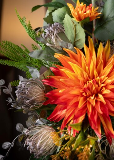 Ammira la bellezza dei dettagli di questo mazzo di fiori per cimitero che durano. Le dalie e gli altri fiori sono realizzati con materiali di altissima qualità, che li rendono indistinguibili dai fiori veri. Un omaggio che non necessita di cure e che resisterà alle intemperie, mantenendo la sua bellezza inalterata nel tempo.