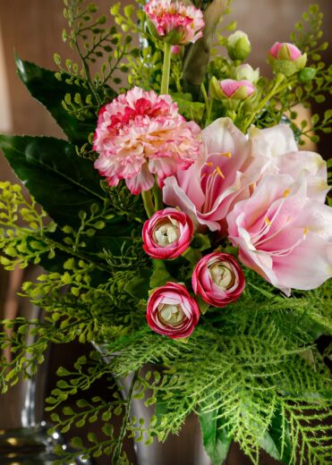 Bouquet di fiori finti per cimitero con ranuncoli e calle rosa, perfetto per decorare tombe e loculi – bouquet fiori finti per cimitero
