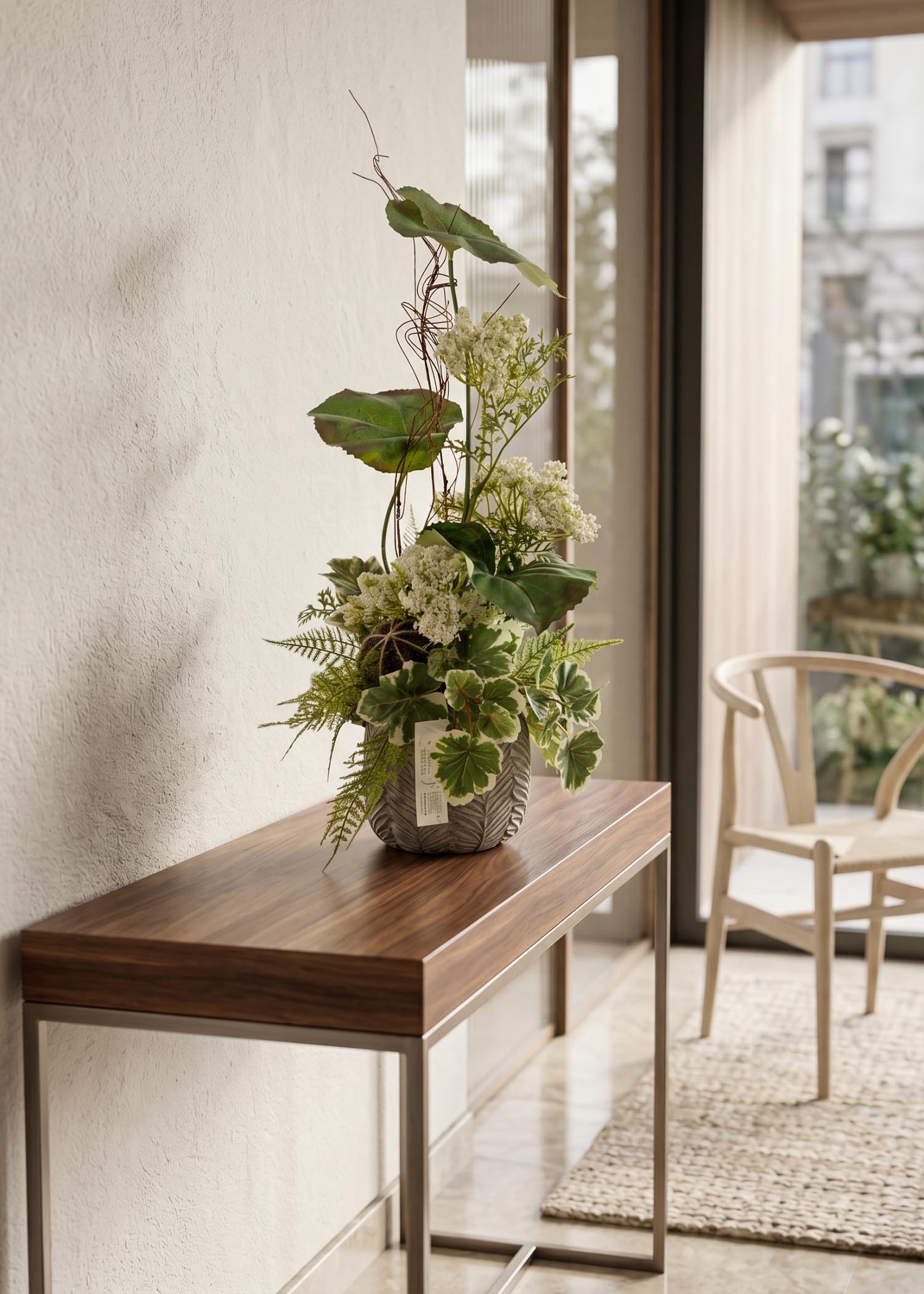 Centrotavola moderno con fiori finti su consolle