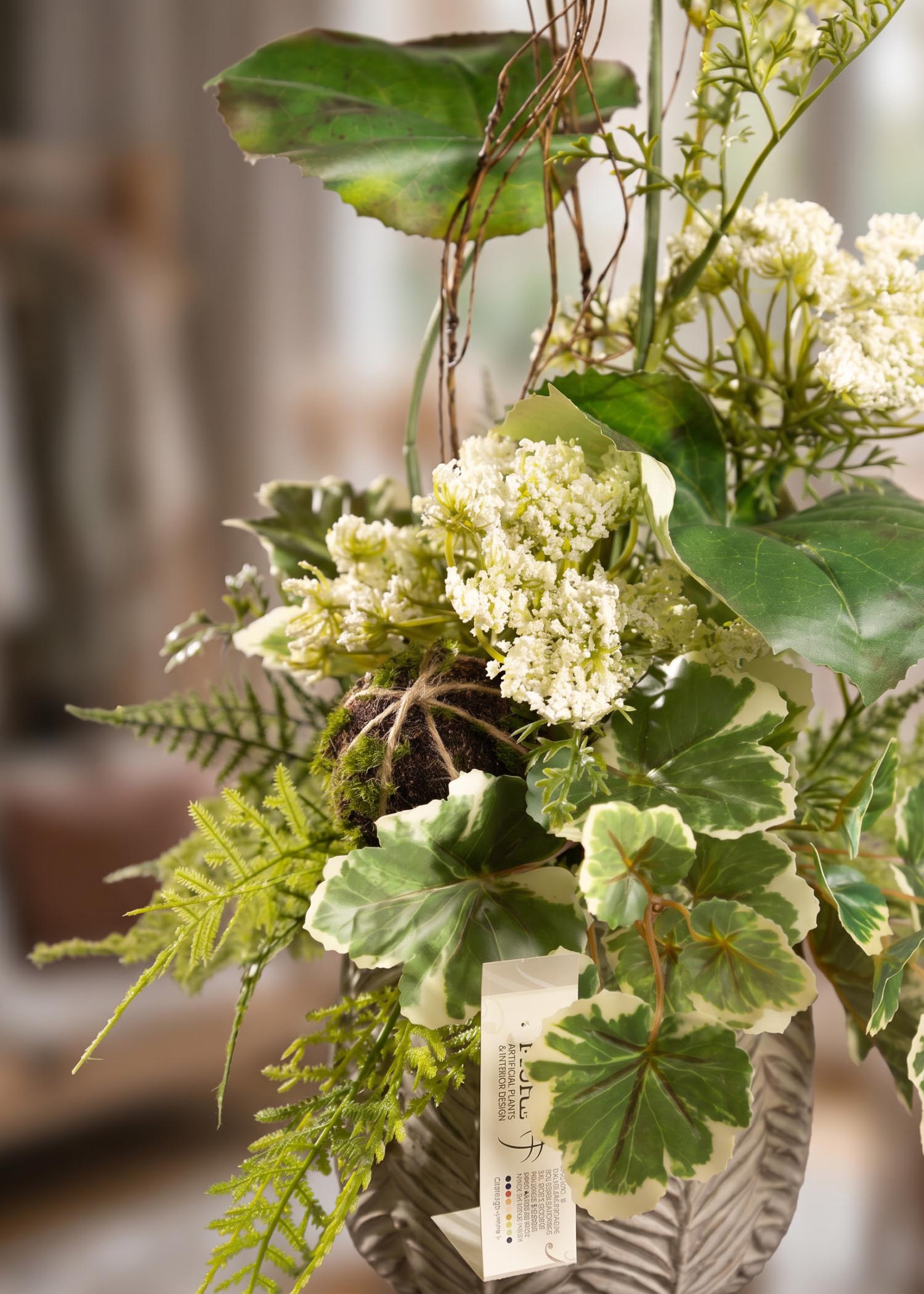 Dettaglio del centrotavola moderno con fiori finti