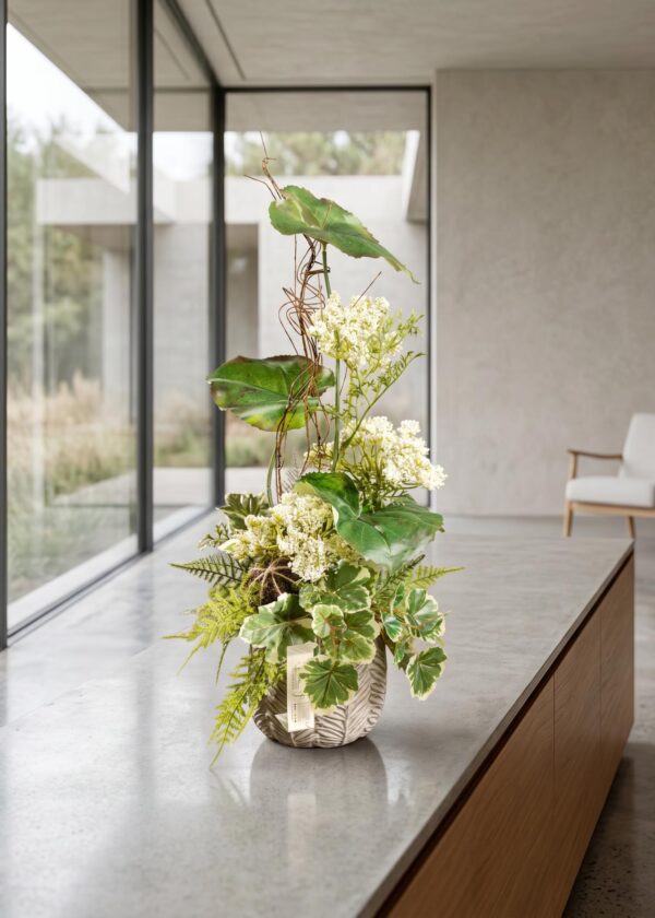 Composizione decorativa con vaso moderno e fiori artificiali realistici
