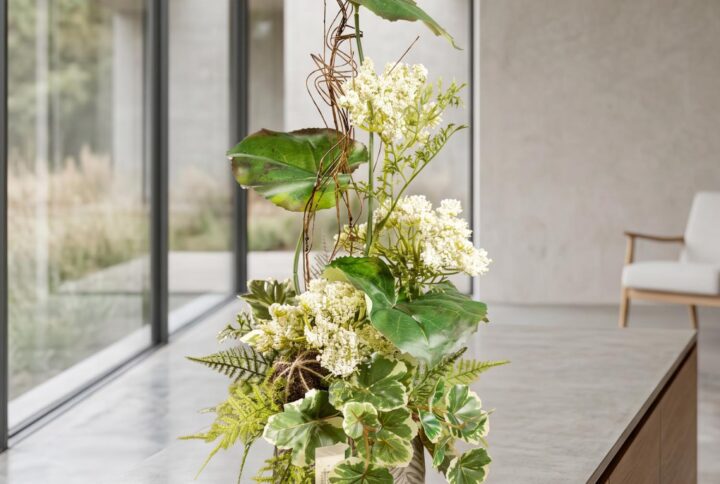 Composizione decorativa con vaso moderno e fiori artificiali realistici