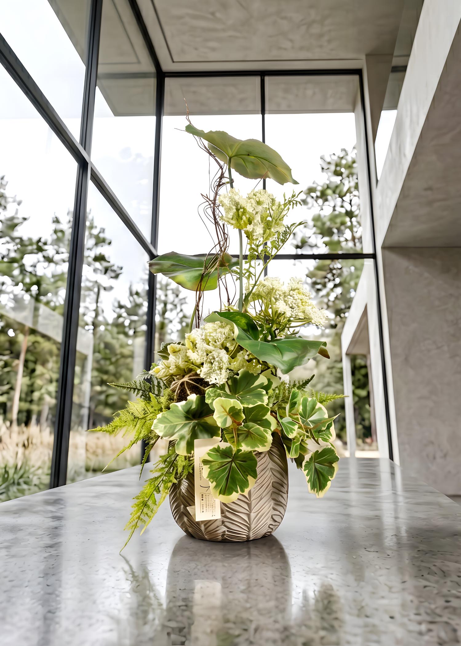 Centrotavola moderno con fiori finti in ambiente moderno