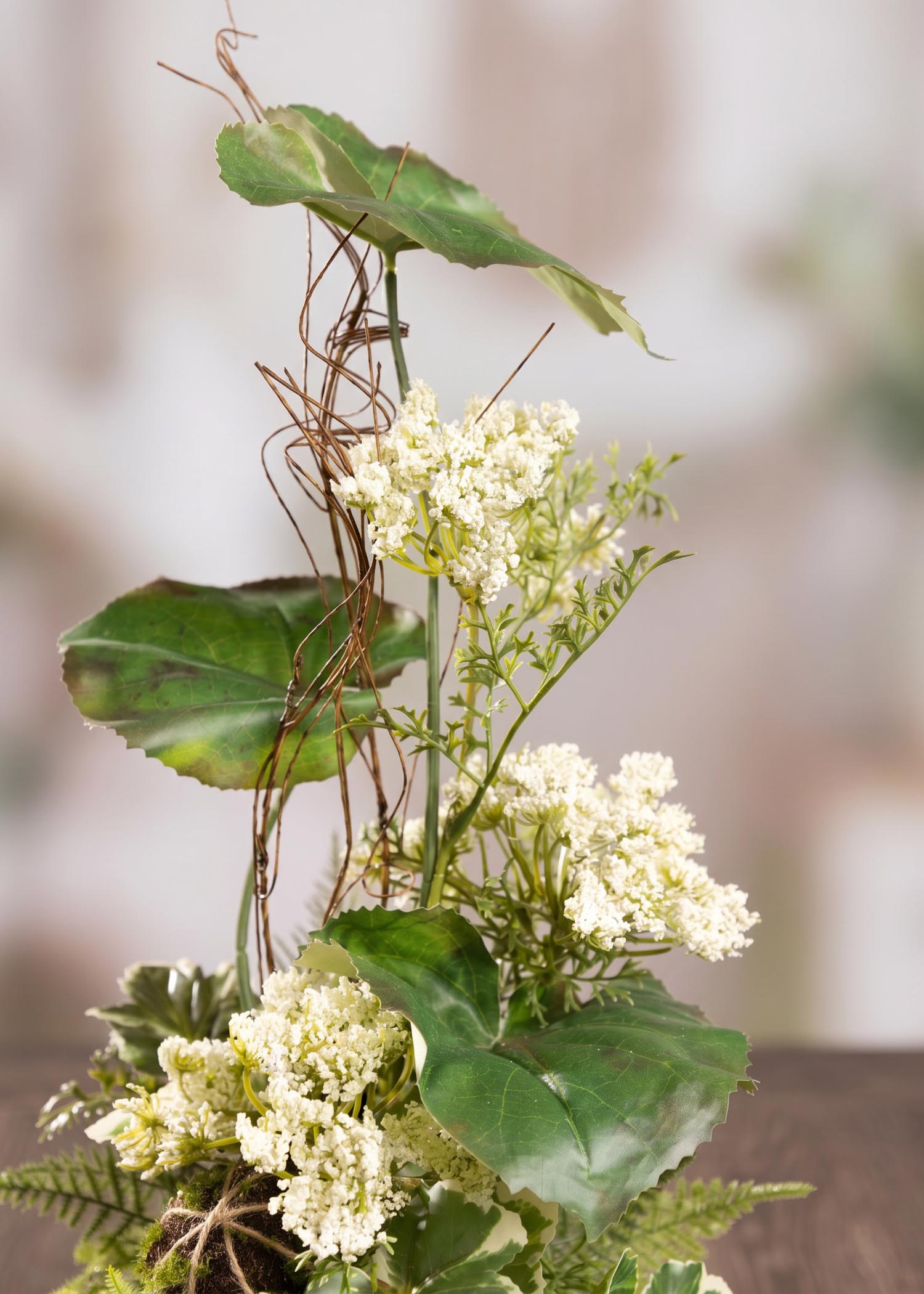 Centrotavola moderno con fiori finti – Vista frontale