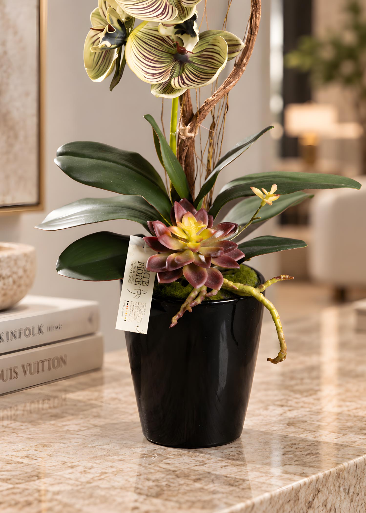 Composizione con orchidea artificiale in vaso – dettaglio base e vaso
