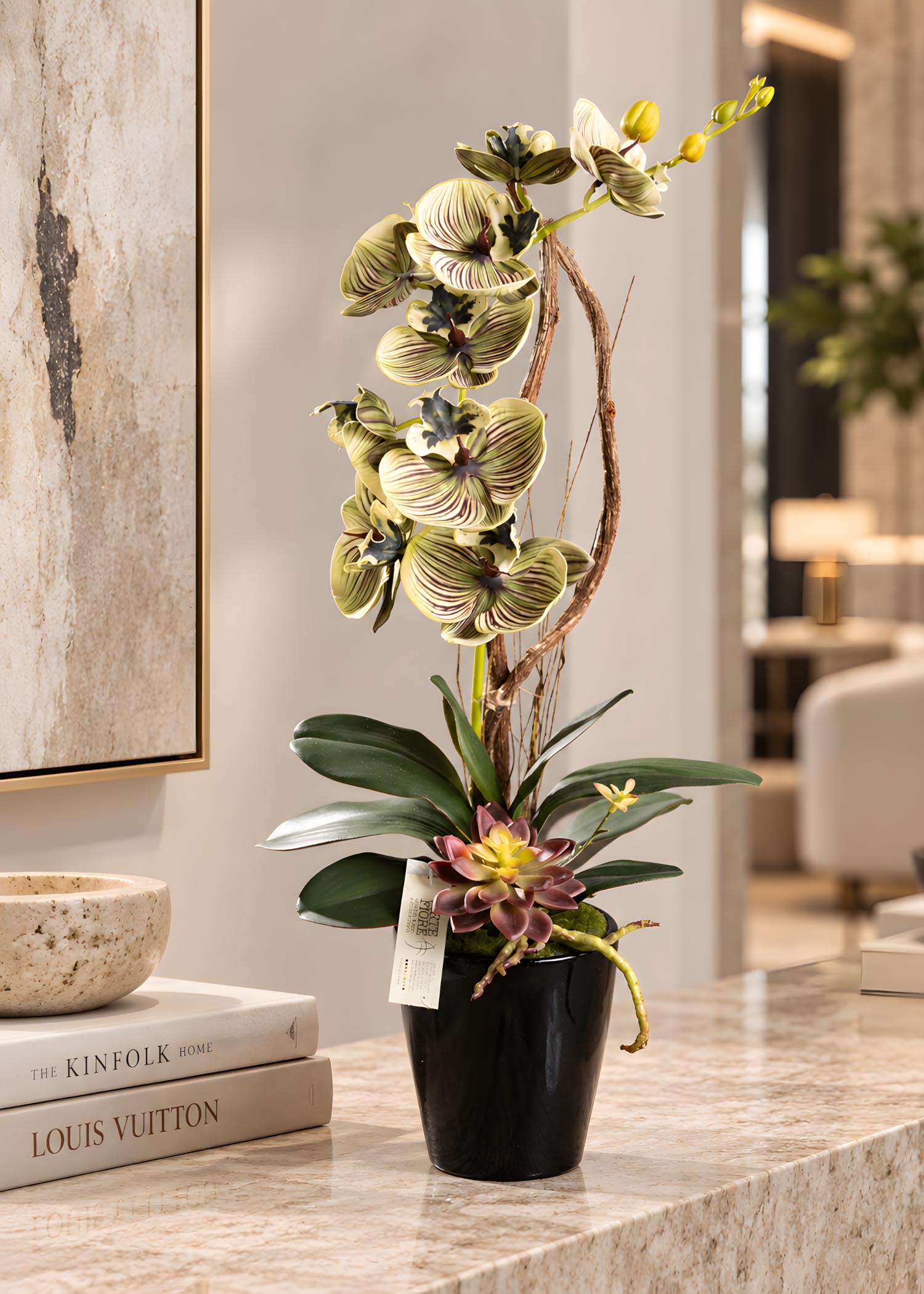 Composizione con orchidea artificiale in vaso – vista frontale