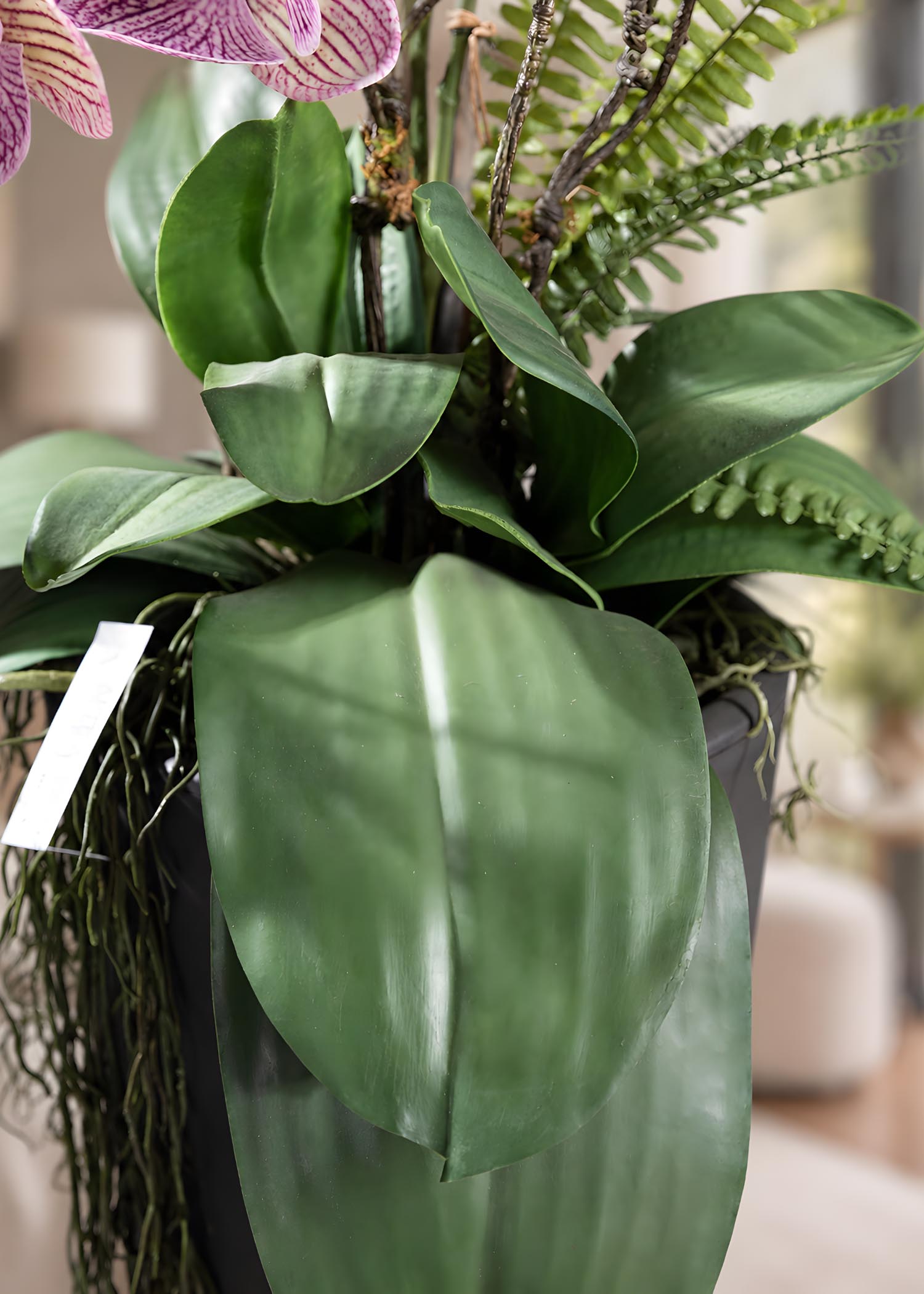Composizione con orchidee artificiali – Dettaglio fogliame