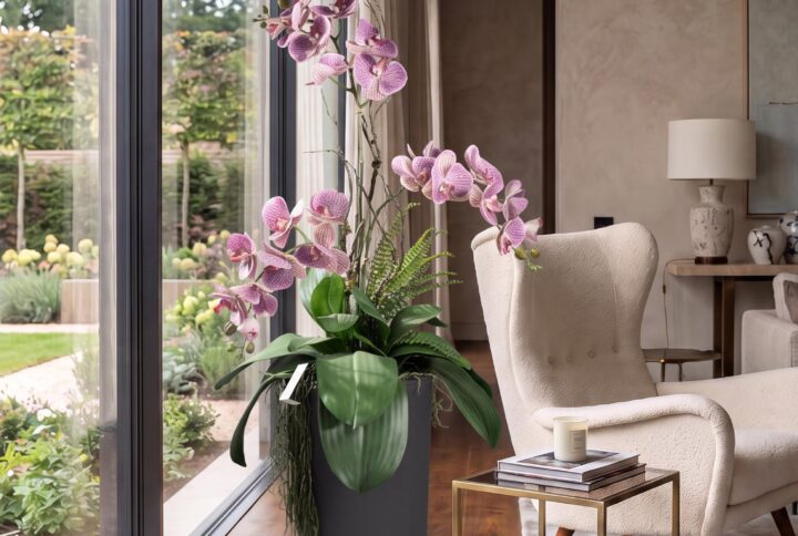composizione verticale con Phalaenopsis artificiali e vaso alto