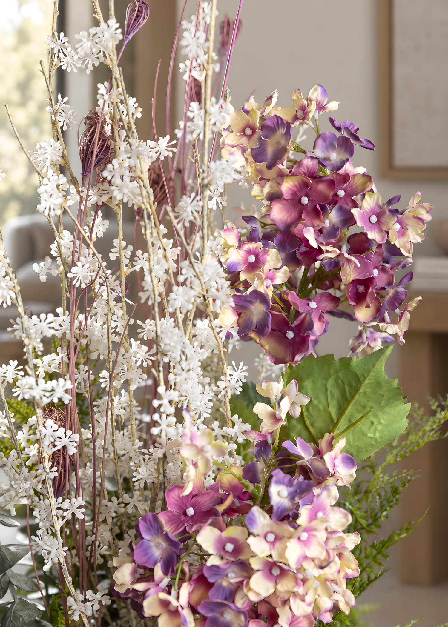 Ortensie artificiali viola e fiori secchi – Dettaglio