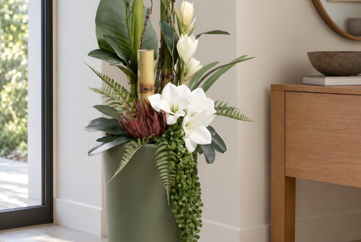 composizione di fiori artificiali da terra ambientata con vaso alto