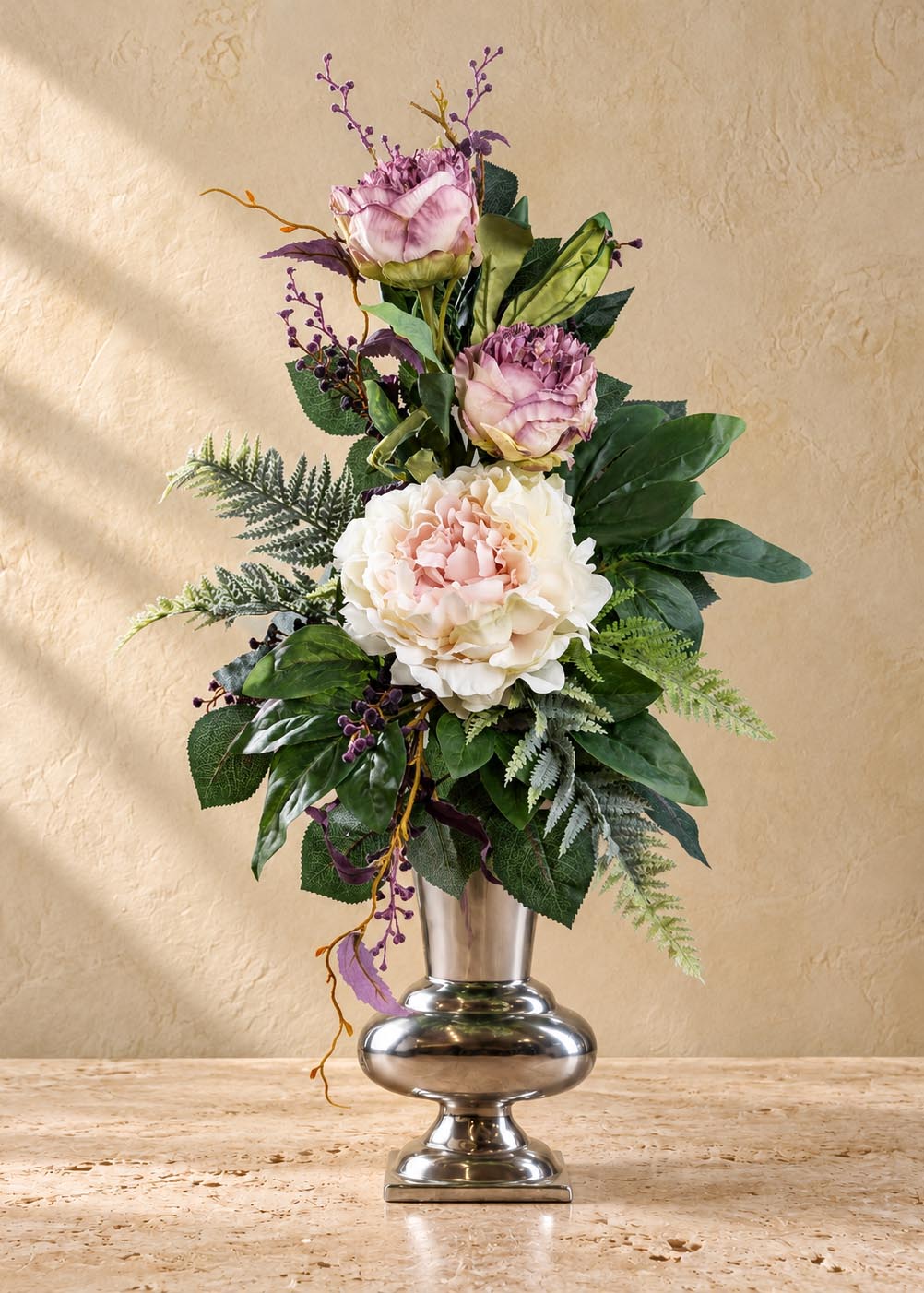 Composizione di fiori finti per cimitero crema e lilla, vista completa