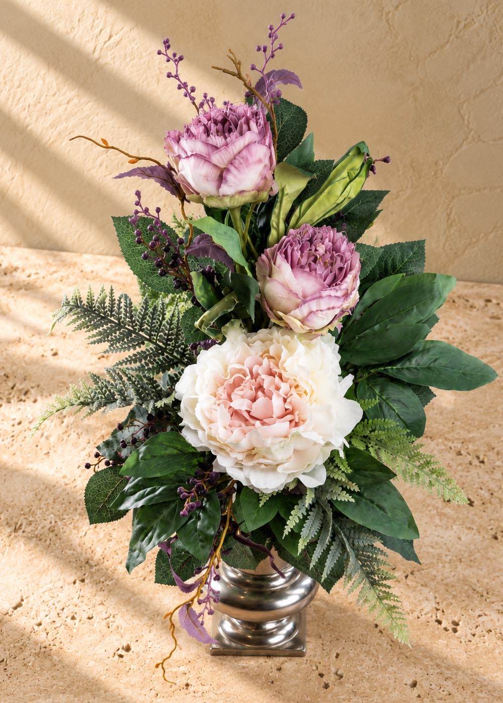 Composizione di fiori finti per cimitero crema e lilla, vista leggermente dall’alto