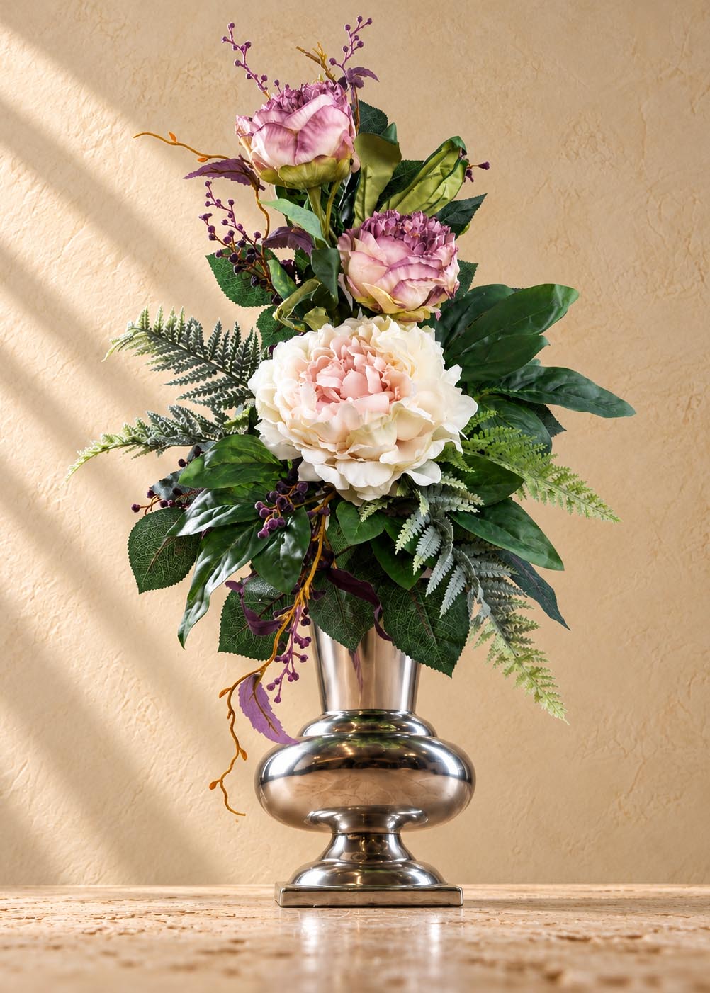 Composizione di fiori finti per cimitero crema e lilla, vista frontale