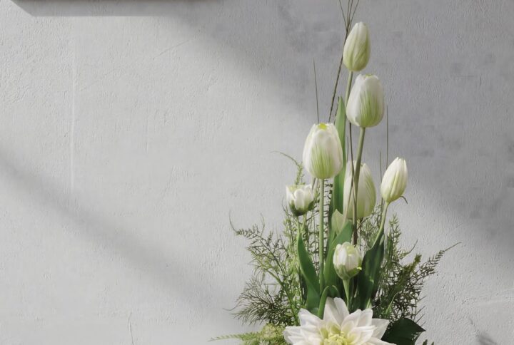 composizione con tulipani bianchi artificiali e fogliame decorativo in vaso