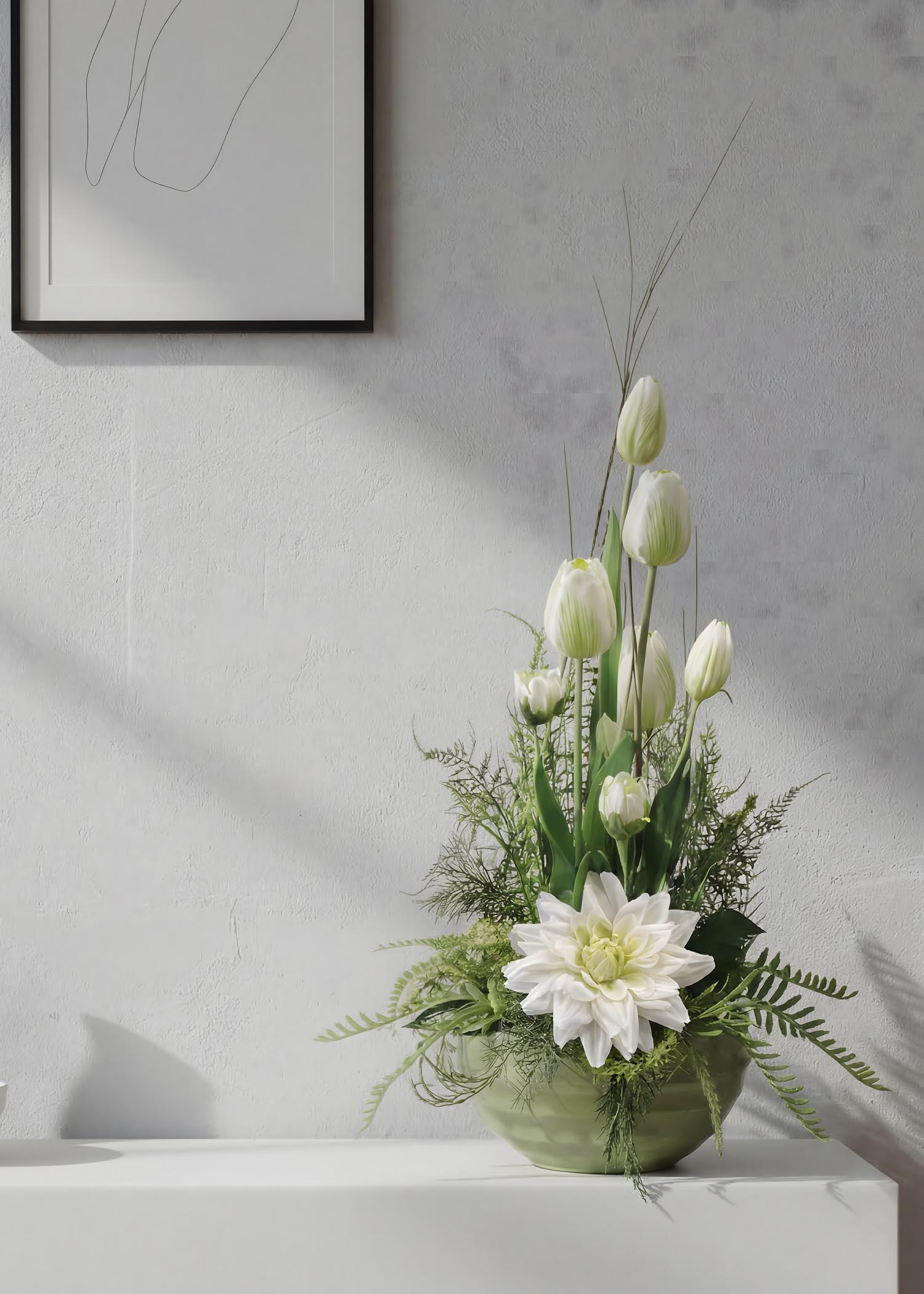 composizione di tulipani finti Arte Fiore ambientata minimal
