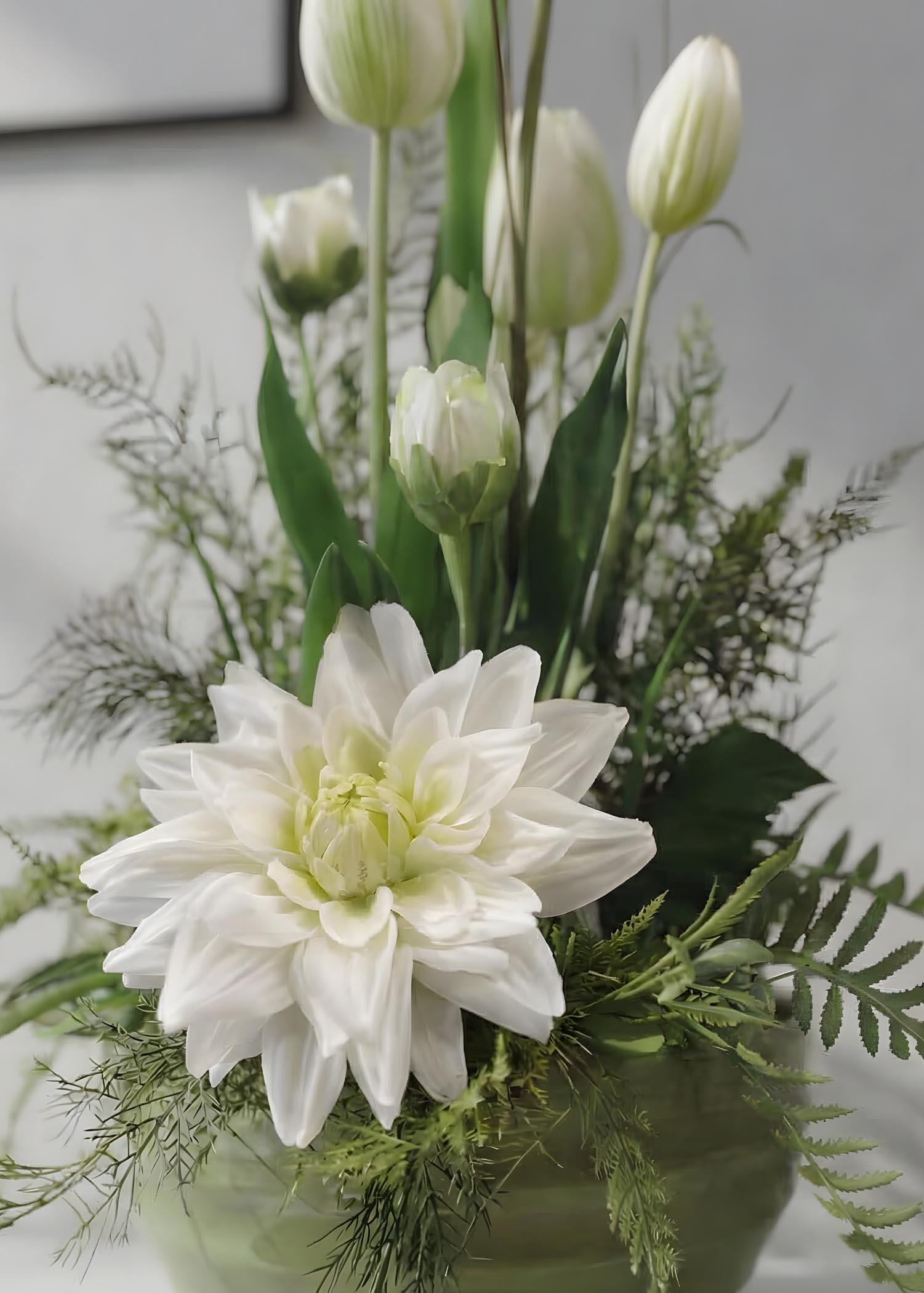 composizione di tulipani finti Arte Fiore dettaglio dalia bianca
