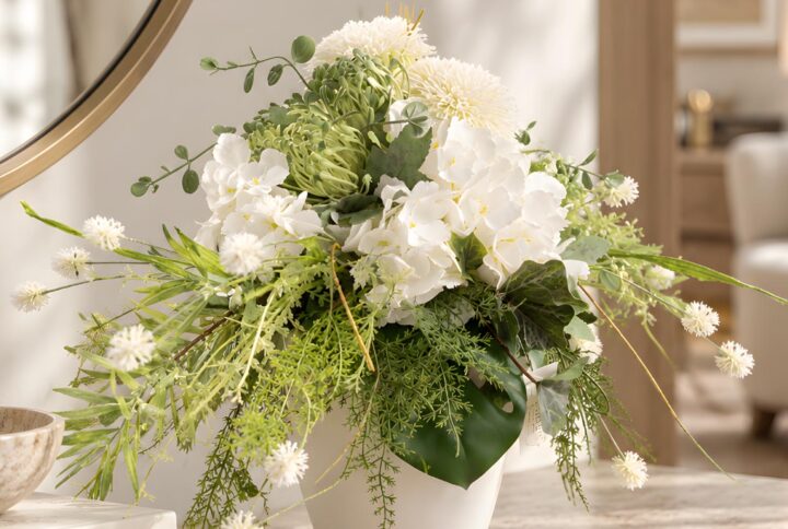 composizione floreale artificiale da arredo con ortensie bianche