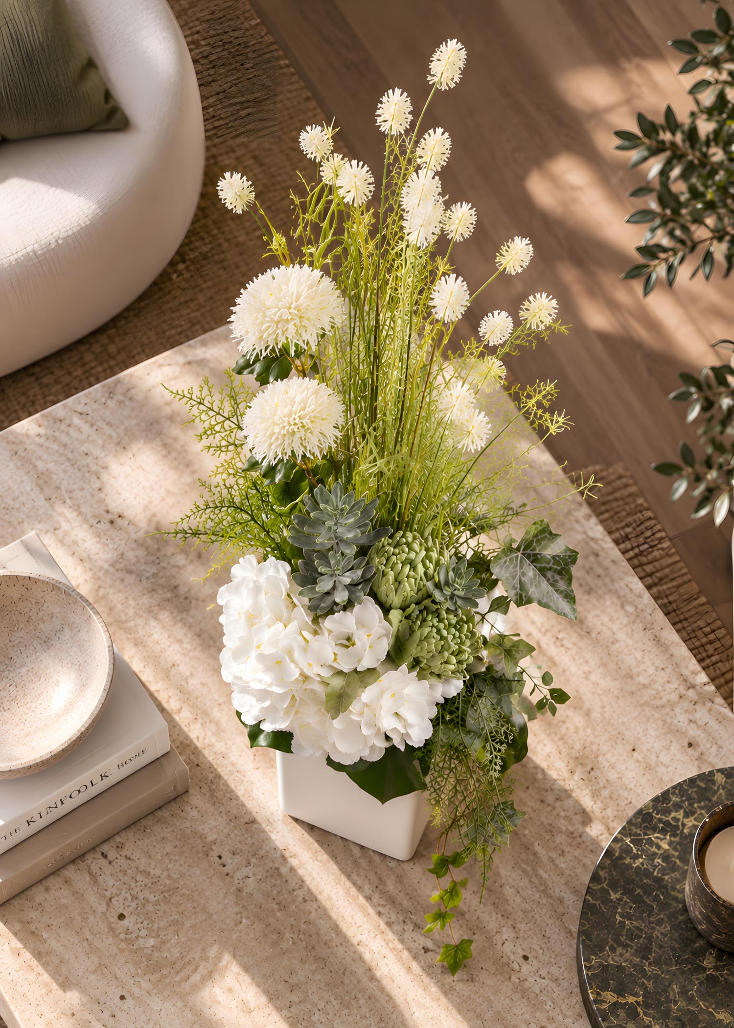 Composizione fiori artificiali verticale in vaso di ceramica – vista dall’alto