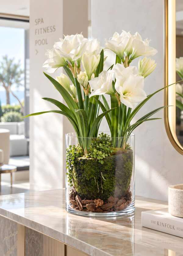 composizione fiori finti in vaso di vetro con Amaryllis bianchi