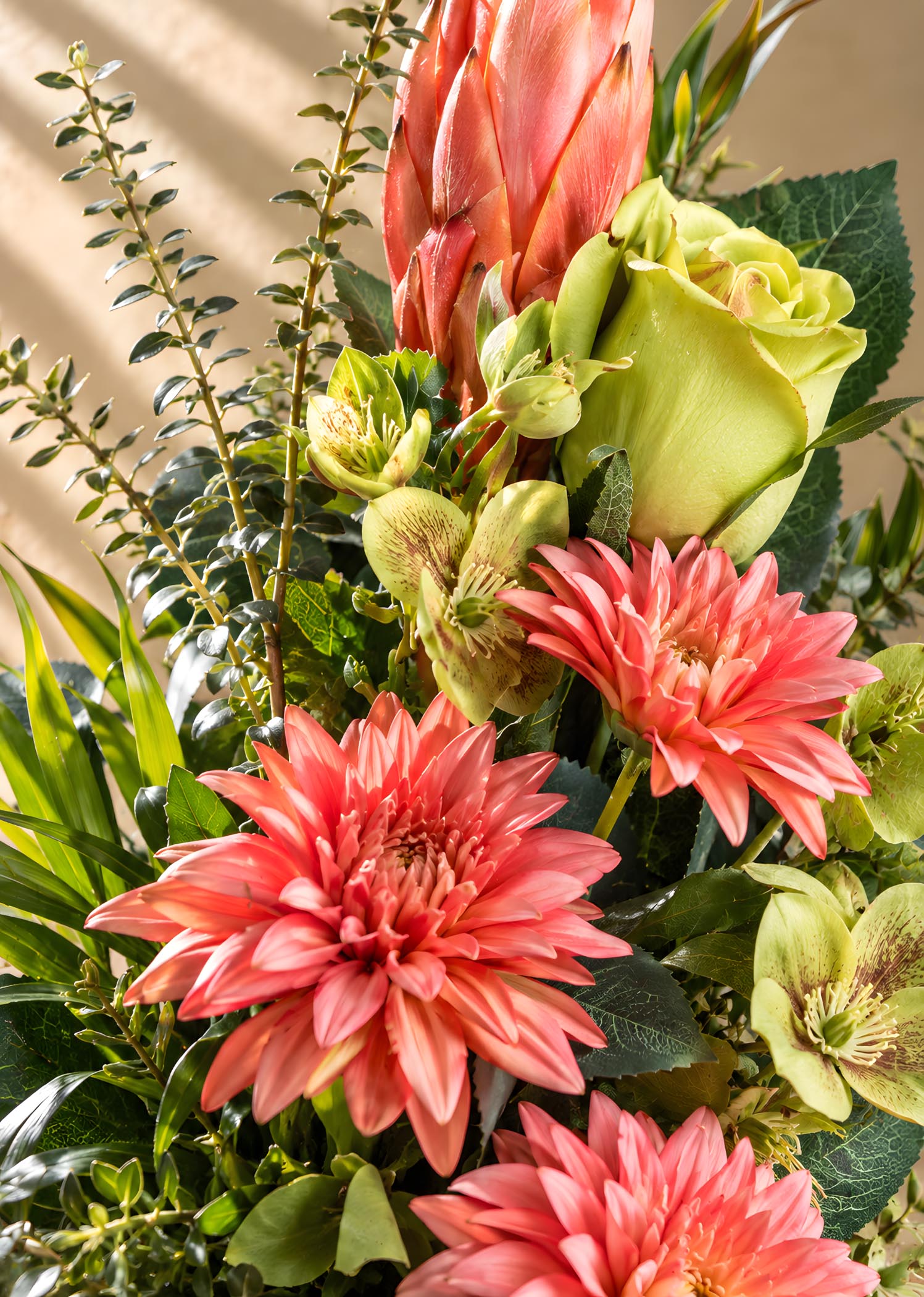 composizione fiori finti per cimitero corallo e verde dettaglio