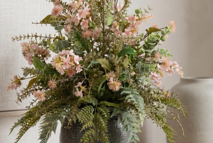 Fiori artificiali in vaso di ceramica su madia in ambiente moderno