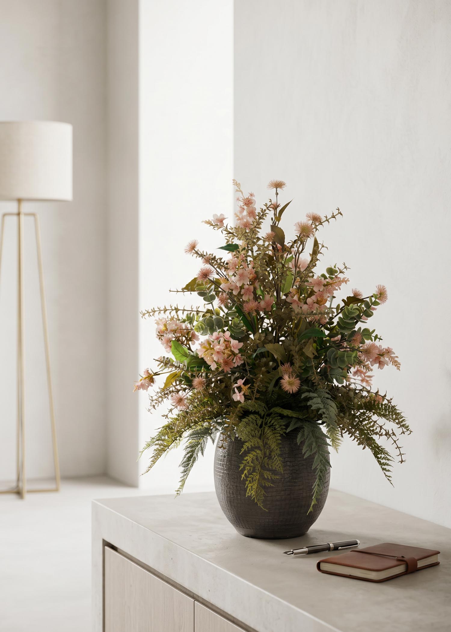 Composizione moderna con fiori artificiali in vaso
