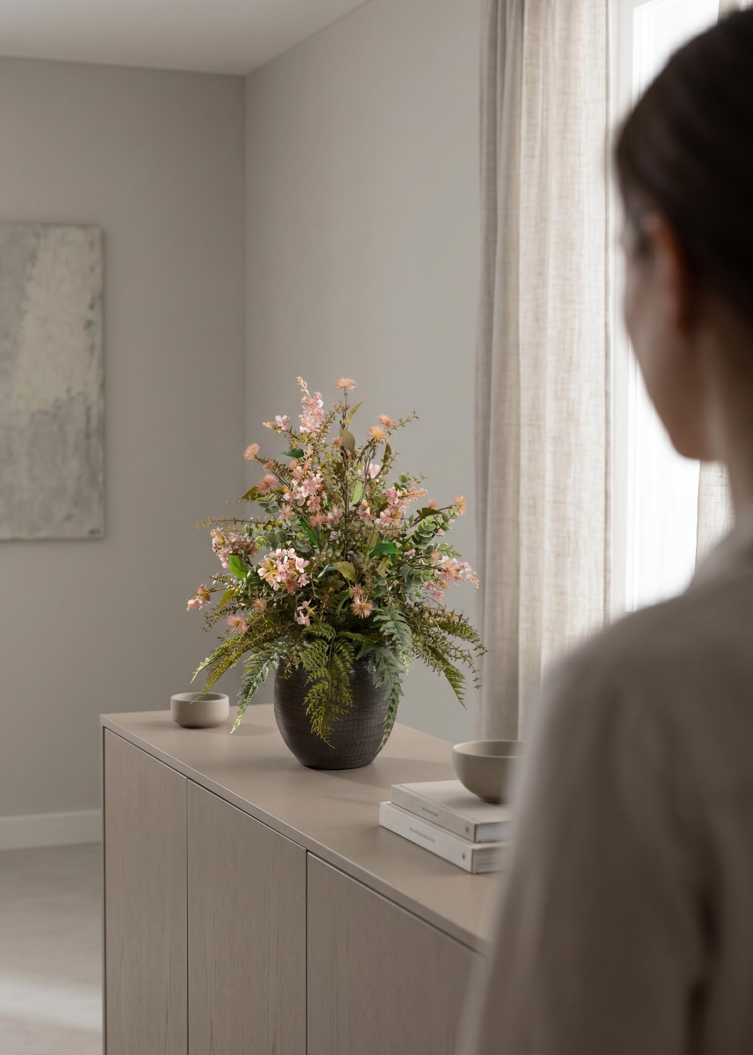 Composizione floreale artificiale in soggiorno moderno