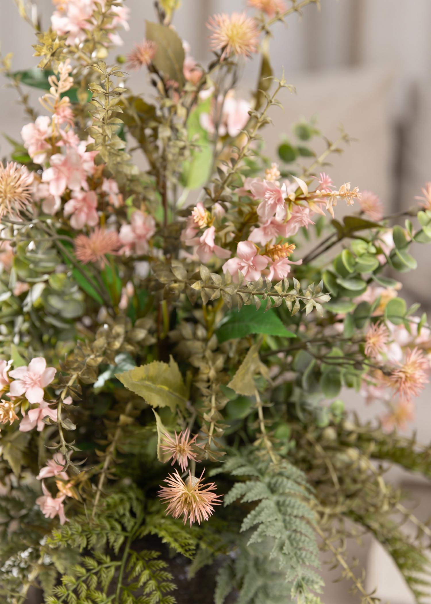 Dettaglio dei fiori artificiali rosa e del fogliame