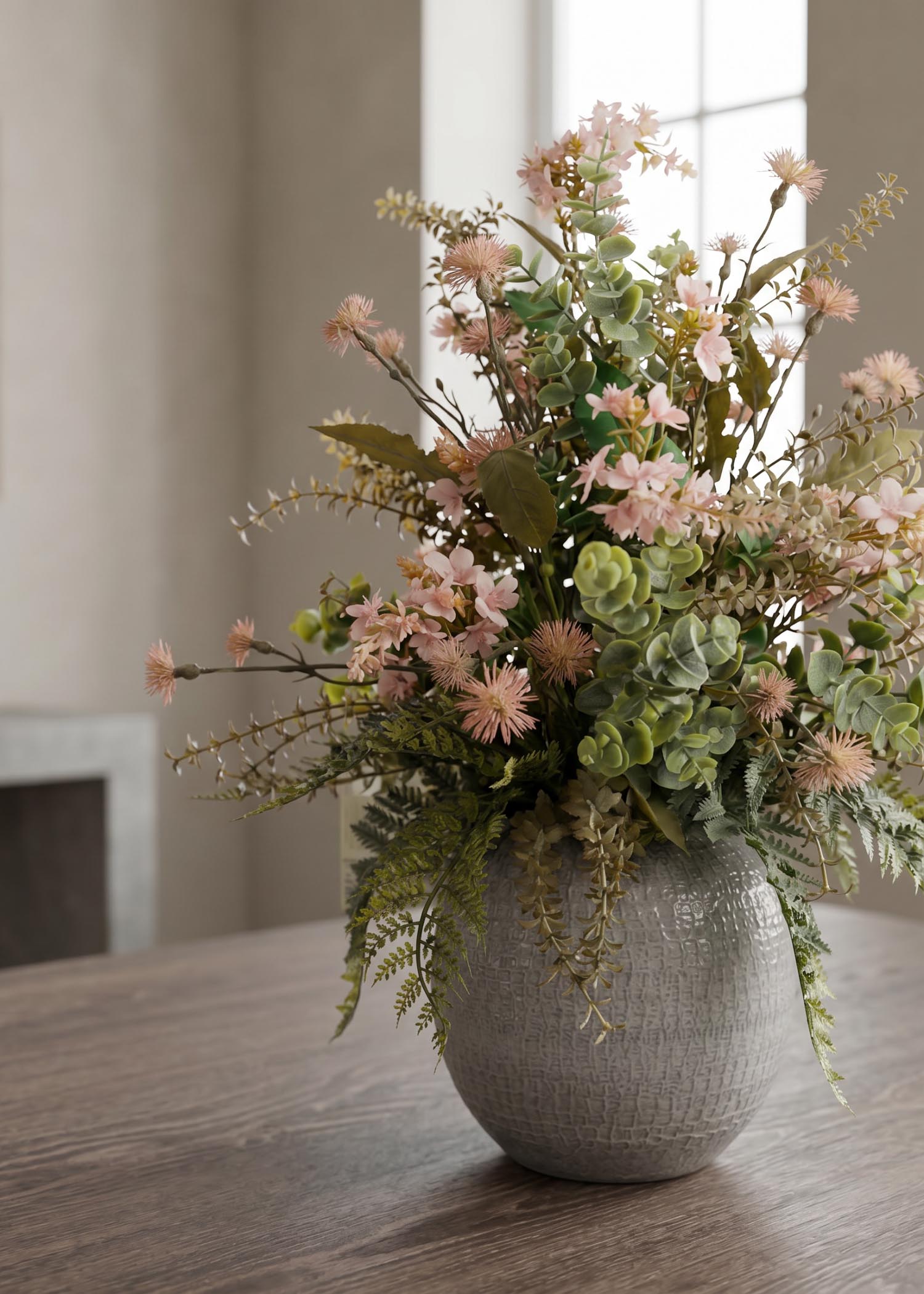 Composizione floreale artificiale moderna in vaso di ceramica