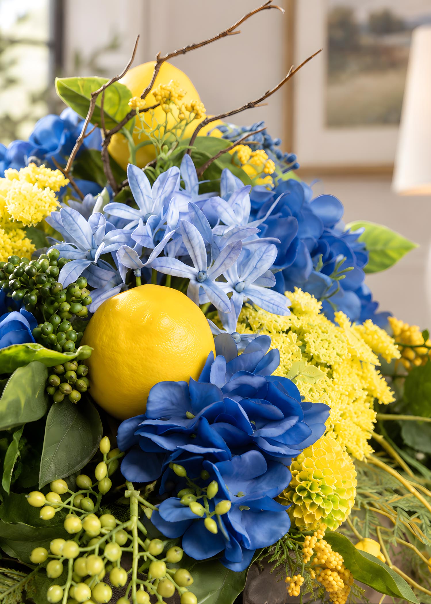 Dettaglio fiori della composizione floreale artificiale