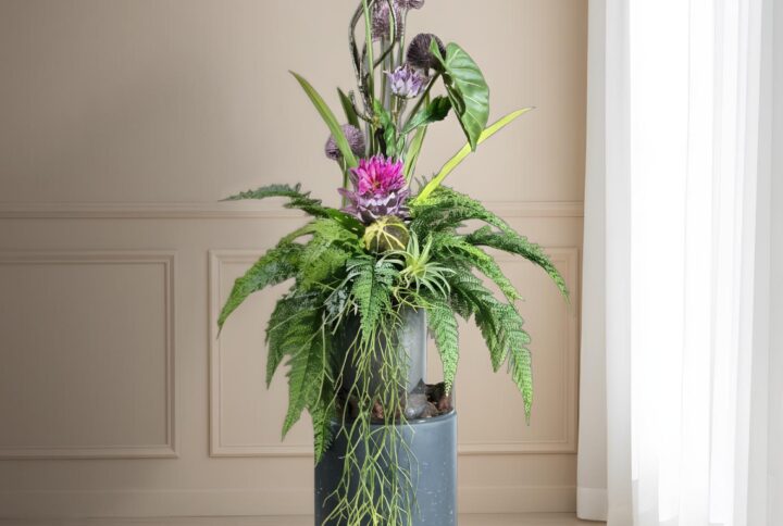 Composizione floreale artificiale in vaso alto per arredamento di interni, realizzata con piante artificiali Arte Fiore