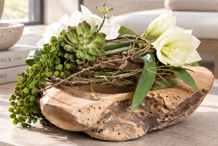 Amaryllis artificiali e piante grasse in vaso di legno di teak