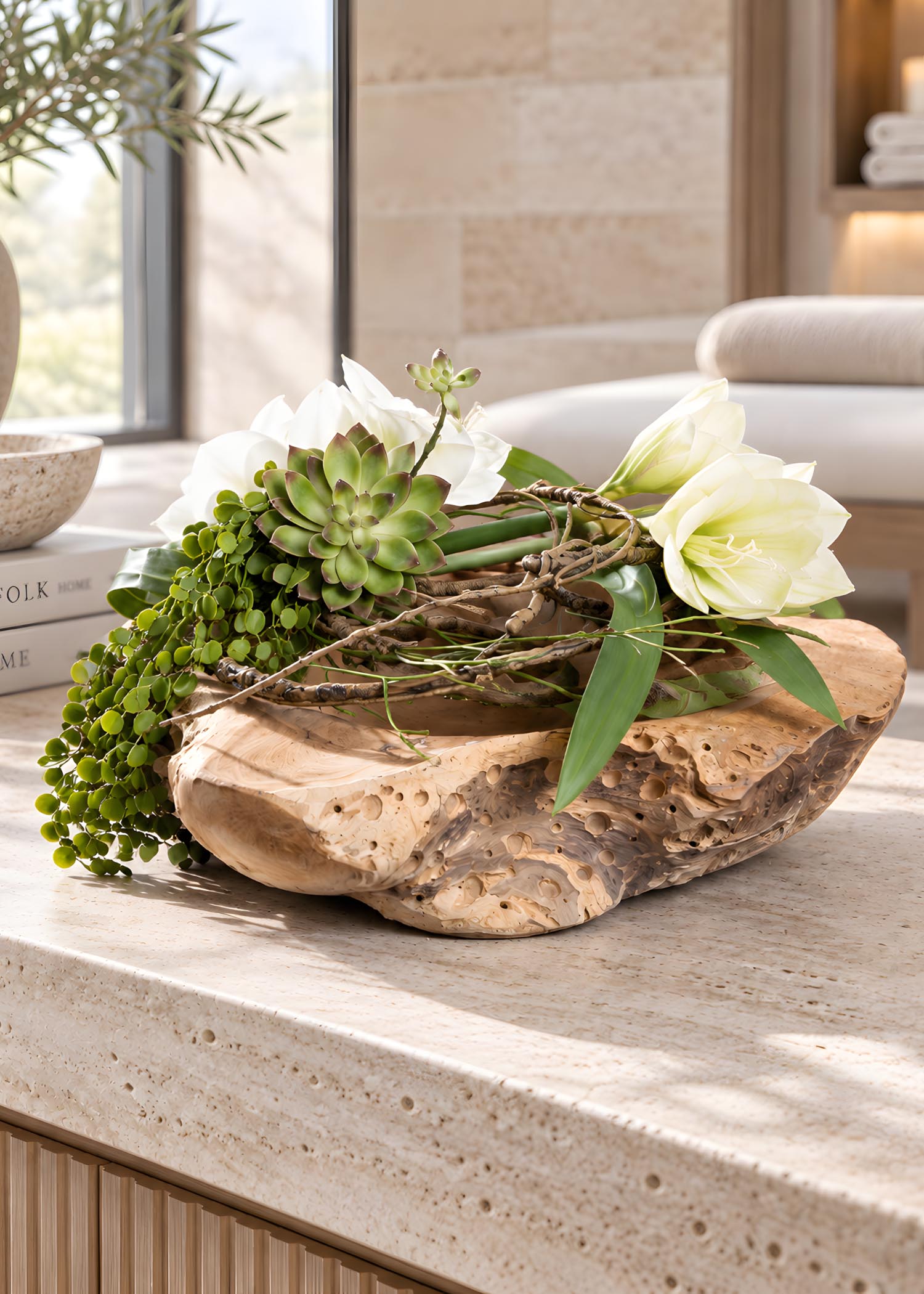 Composizione floreale artificiale in vaso di teak – Vista laterale