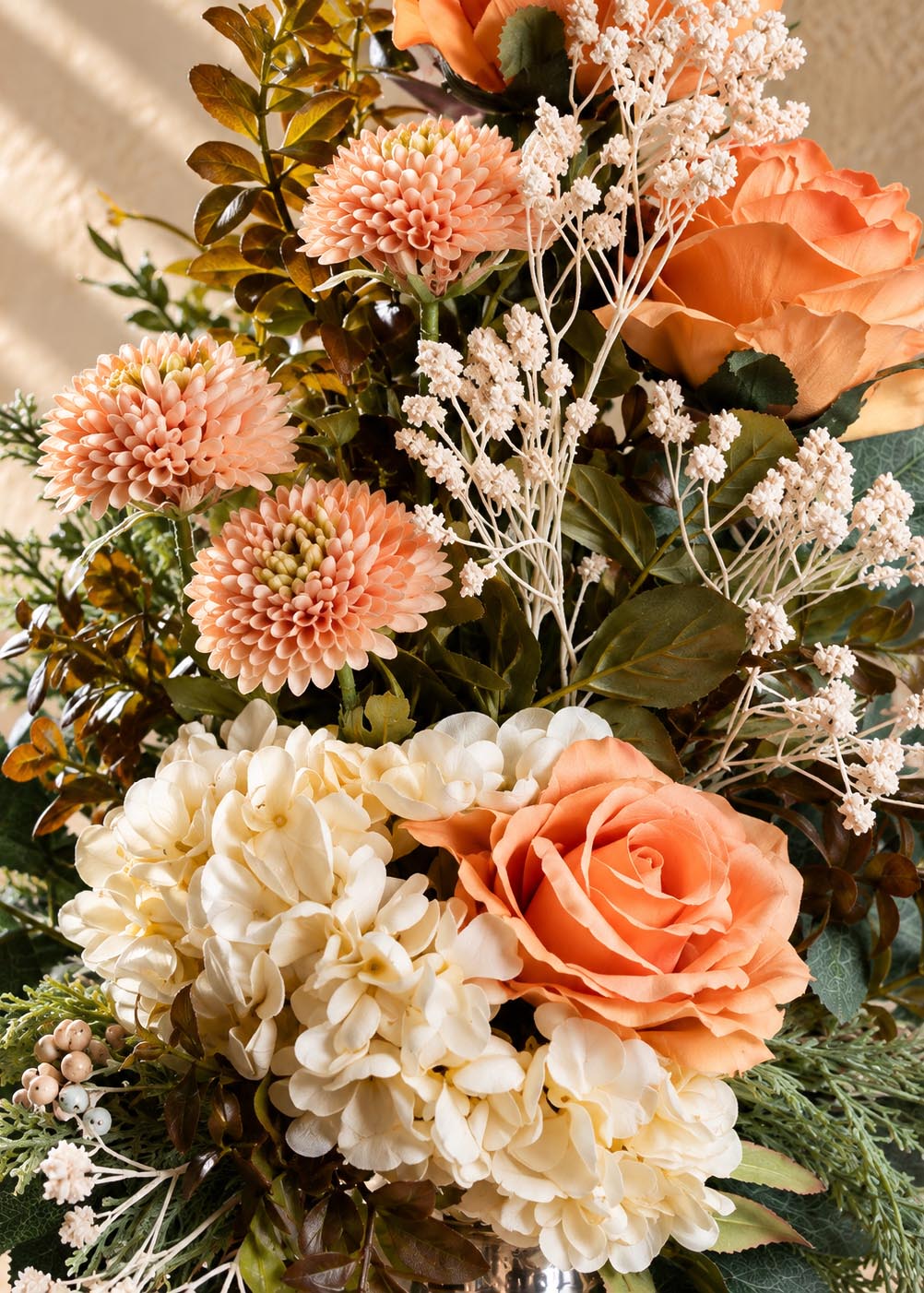 Dettaglio dei fiori artificiali pesca e crema