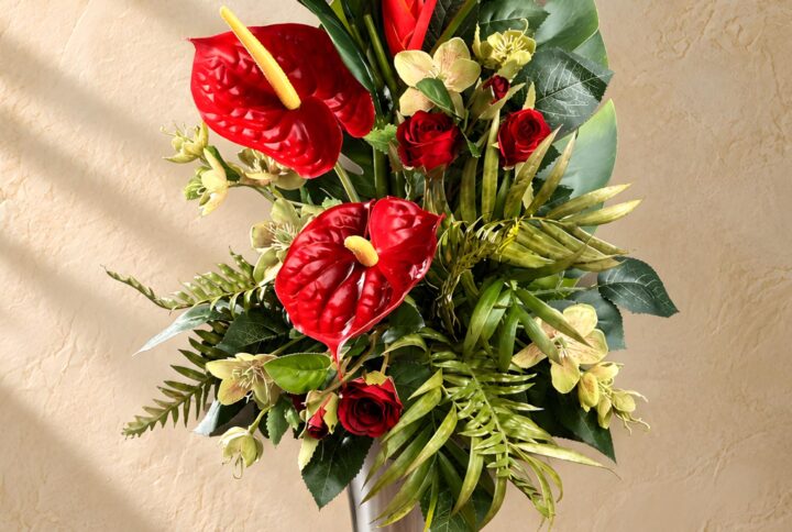fiori finti che sembrano veri, vista completa della composizione rossa per loculo