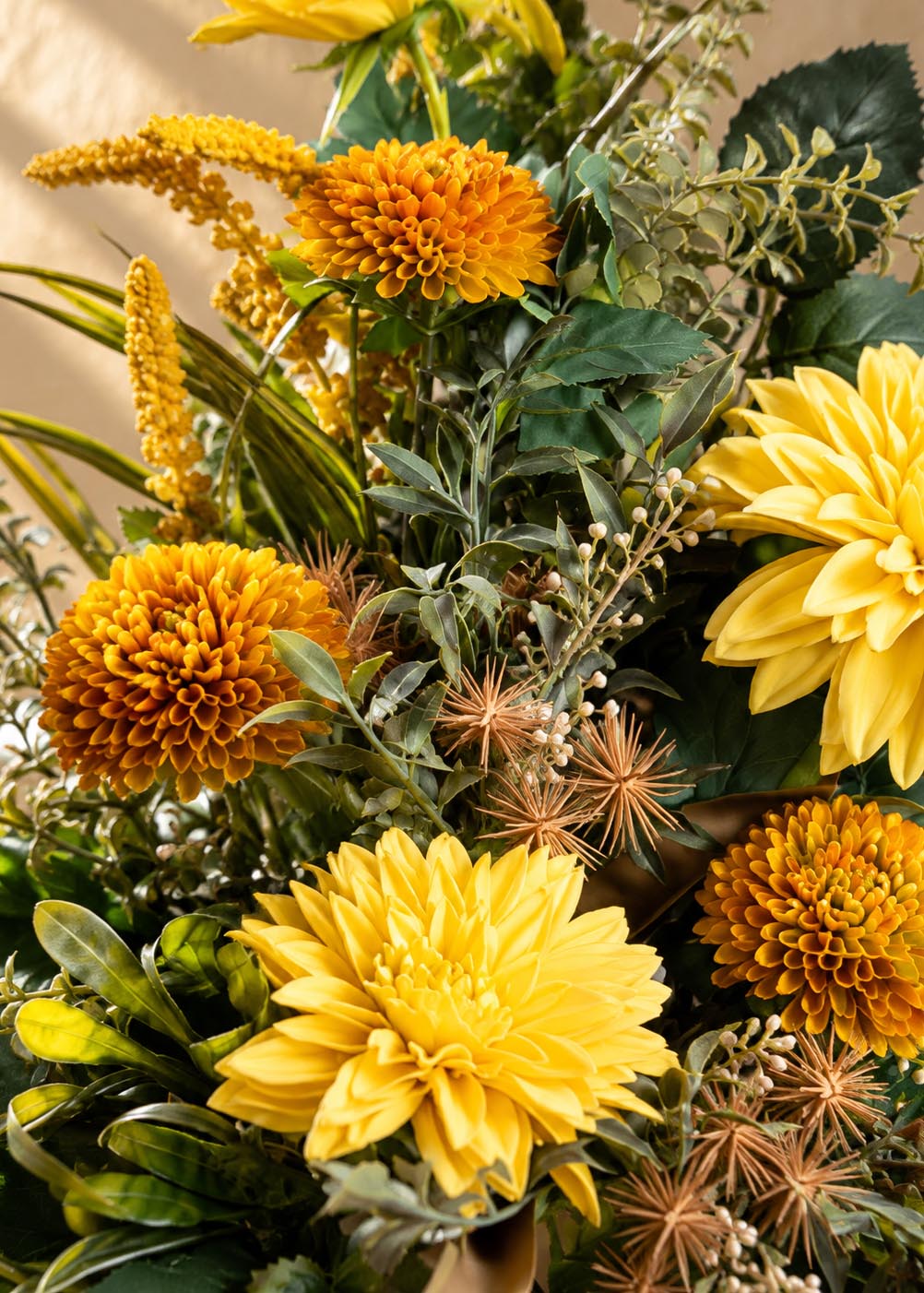 fiori per cimitero che durano dettaglio fiori gialli e dorati