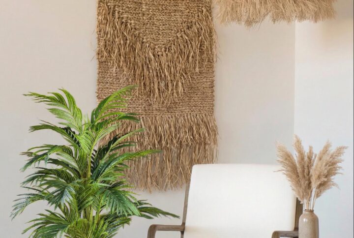 palma finta da interno realistica in vaso decorativo, ambientata in salotto moderno con arredi naturali