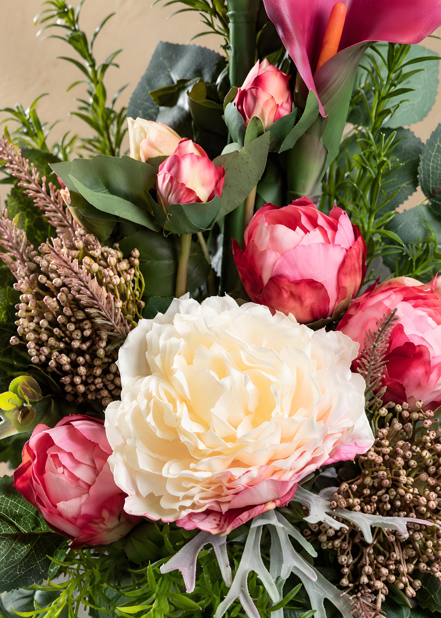 mazzi di fiori finti per cimitero rosa e crema dettaglio floreale