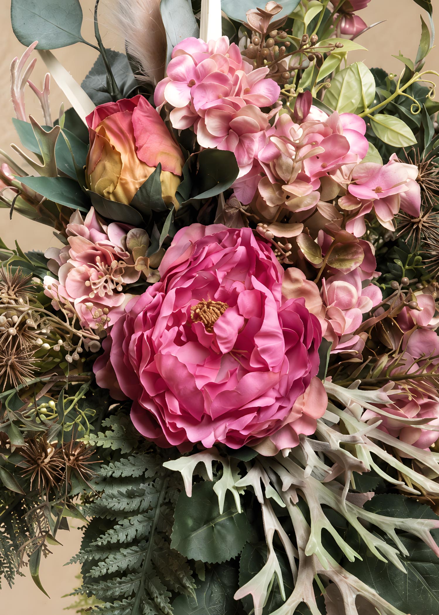 Ortensie rosa, Rosa in boccio e fogliame grigio-verde, dettaglio del mazzo