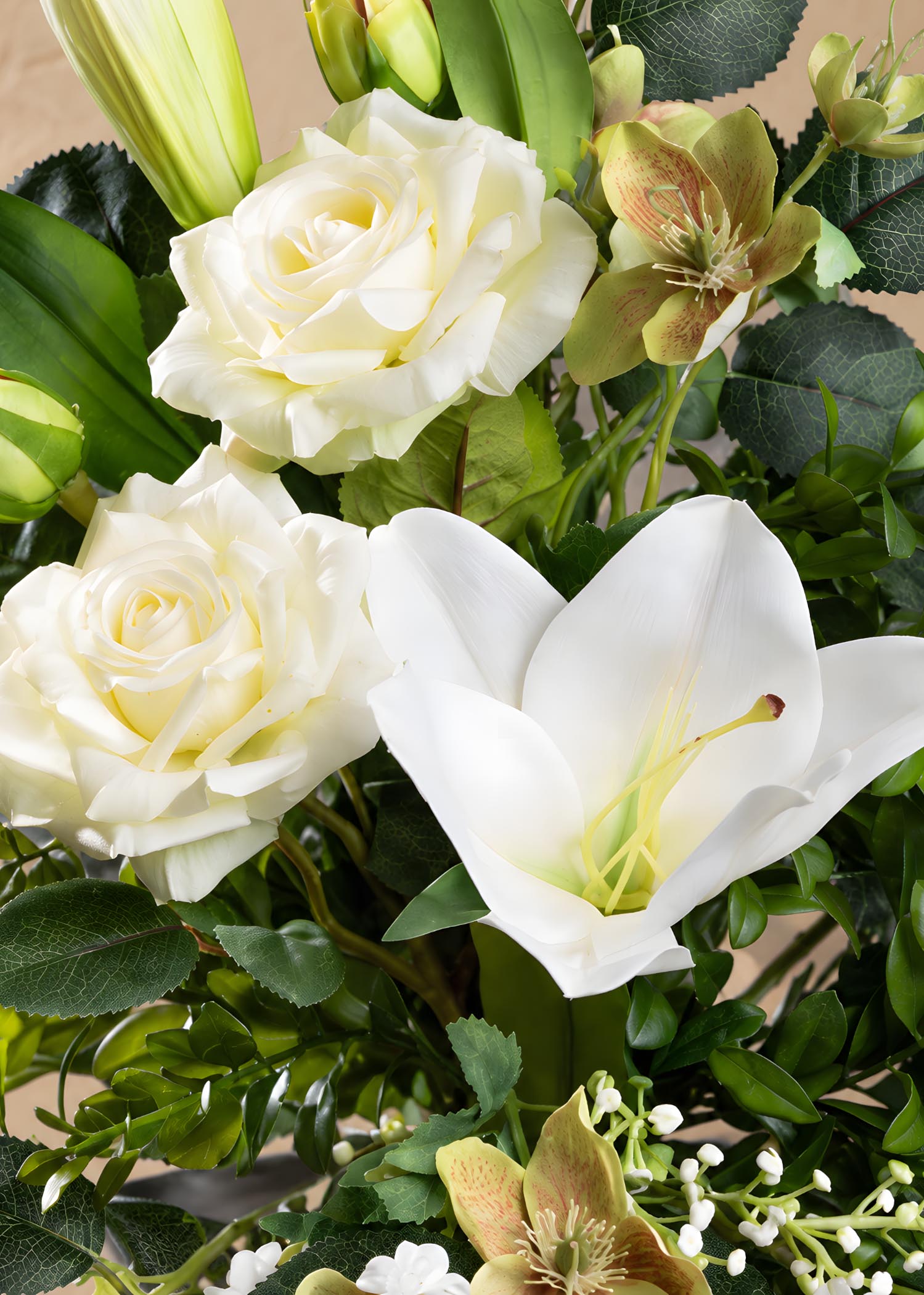 mazzo-di-fiori-finti-per-cimitero-bianco-verde-dettaglio