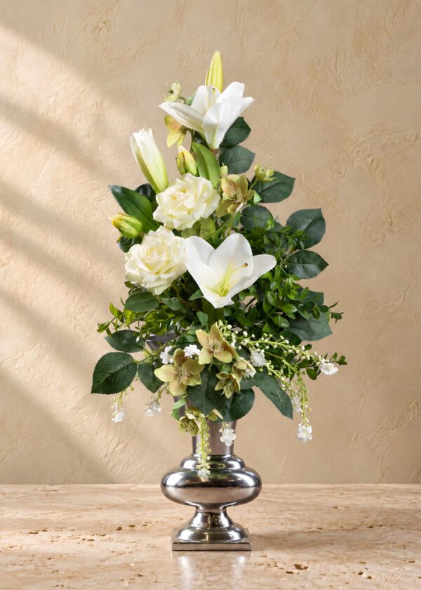 Mazzo artificiale bianco e verde per loculo con gigli e rose, visto frontalmente in un vaso argentato