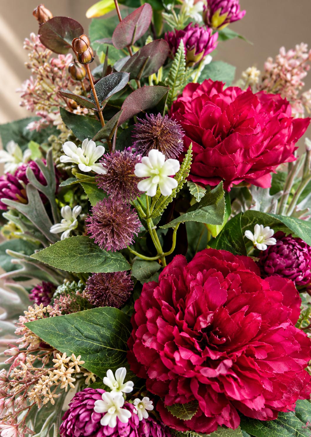 Peonie fucsia e fiori chiari dettaglio del mazzo Arte Fiore
