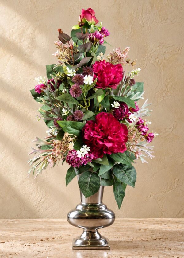 Mazzo di fiori per cimitero fucsia intenso mostrato per intero nel vaso argentato non incluso